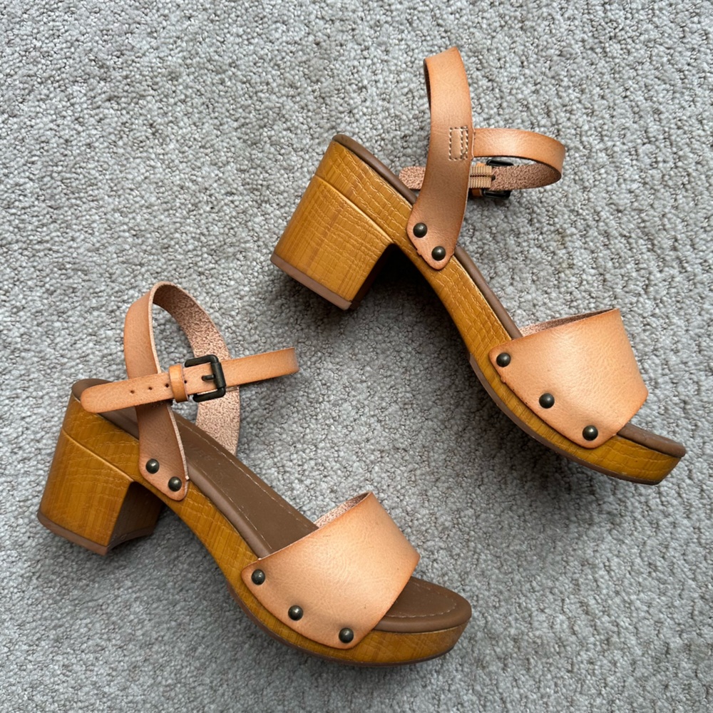 Cushionaire Tan Block Heel Sandals